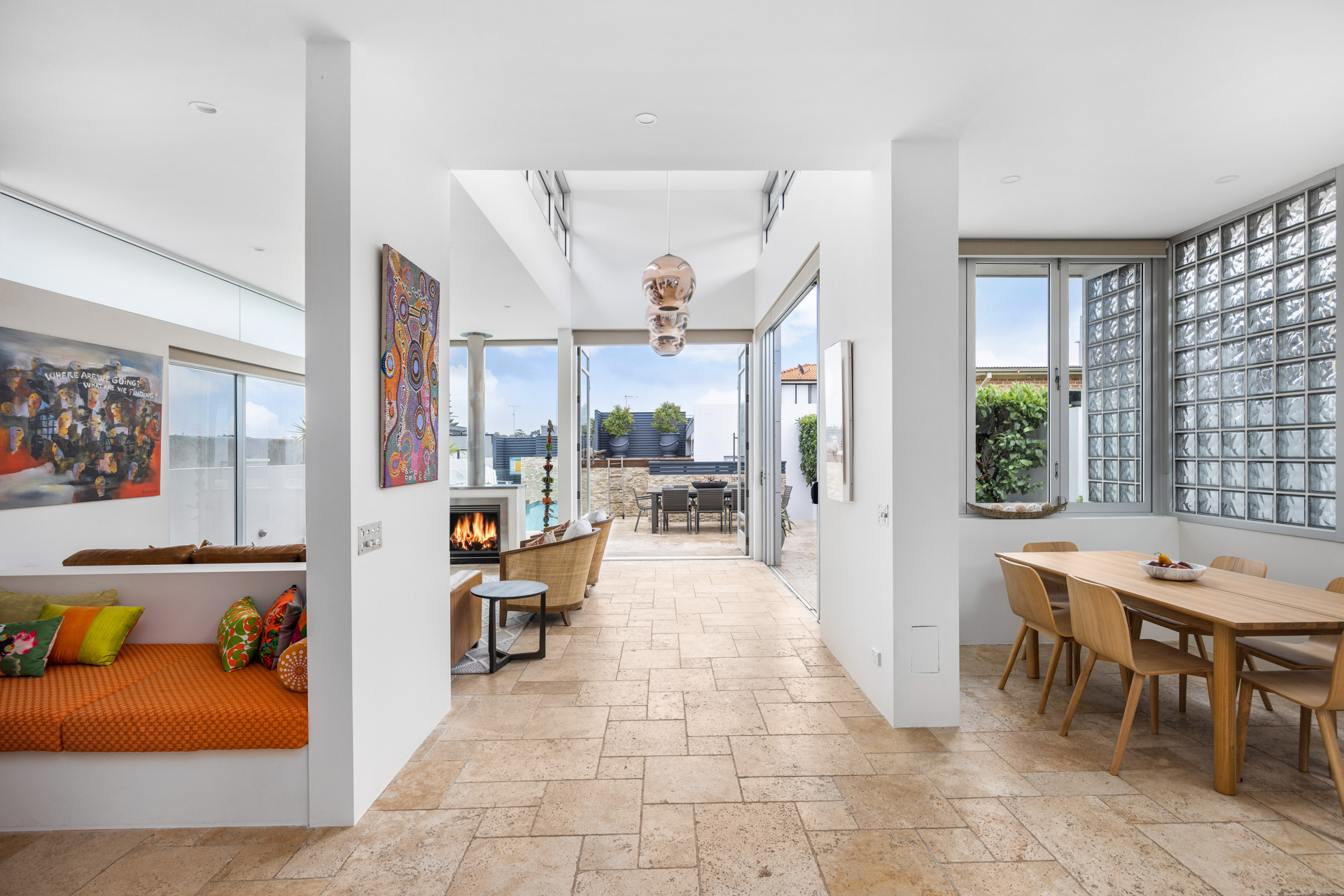 Casa Kelly open living and dining area flowing to the terrace